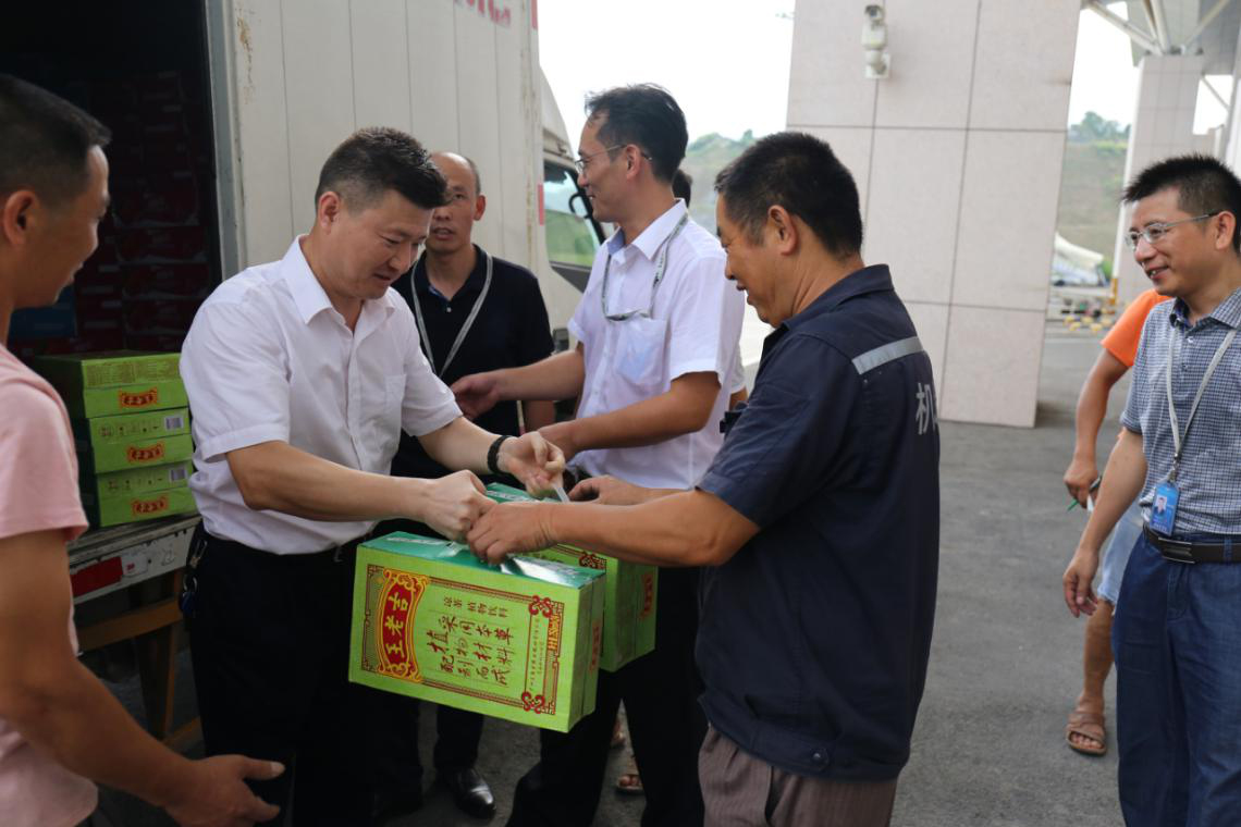 炎炎夏日送清涼 絲絲涼意沁人心 ——張家界機(jī)場分公司工會(huì)開展送清涼活動(dòng)