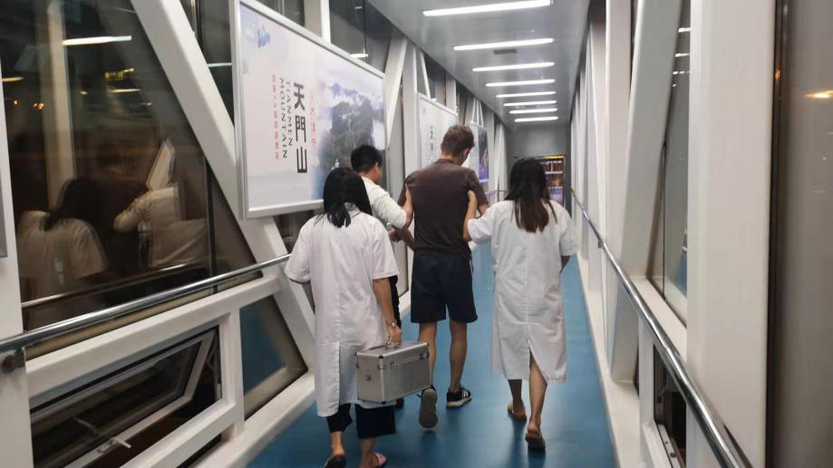 暖心！外籍小伙忽感不適癱坐廊橋，張家界機場緊急救護