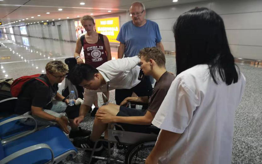 暖心！外籍小伙忽感不適癱坐廊橋，張家界機場緊急救護